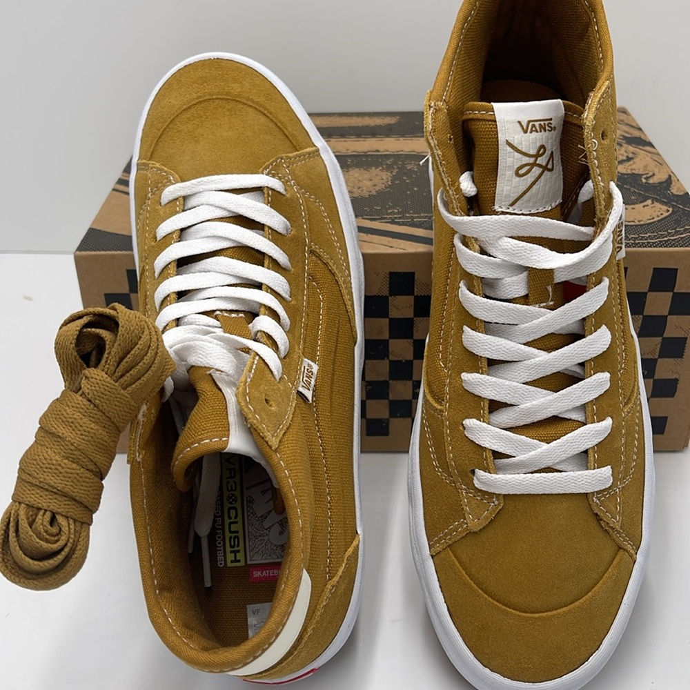 Vans WMNS High-Top Sneakers - Mustard White The Lizzie
Gold/White
VN0A4BX1GLW - Picture 12 of 16